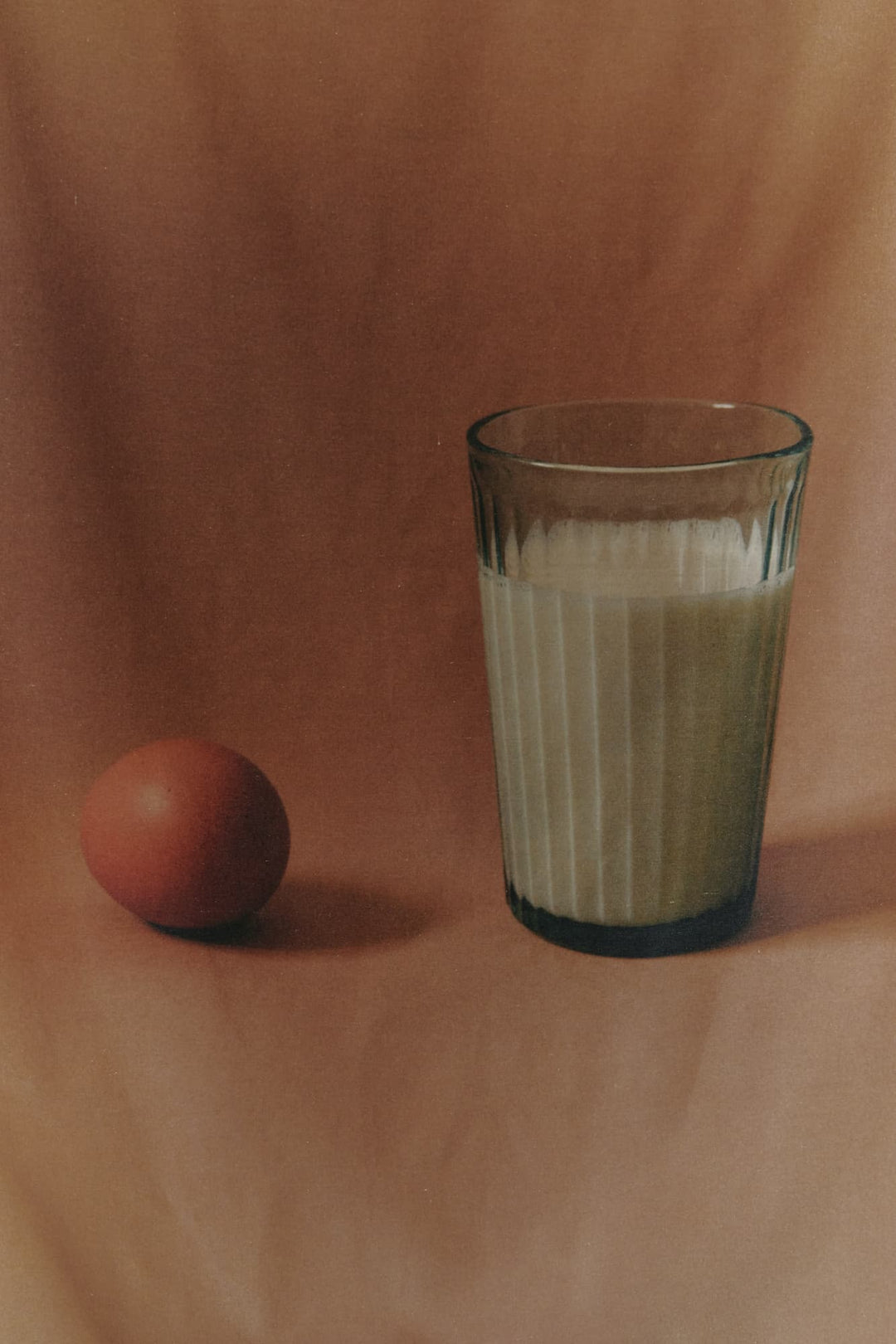 Tapisserie en lin nature morte, œuf et verre de lait, vue en situation dans un intérieur